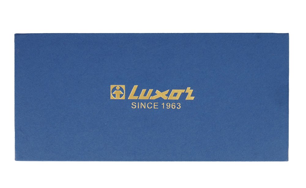 Подарочная перьевая ручка Luxor Trident -  это воплощение роскоши в каждой детали. Она идеально сочетает в себе элегантность и практичность, становясь великолепным подарком для руководителя, коллеги или дорогого человека. Корпус из стали с черным покрытием, дополняемый золотыми декоративными элементами, подчеркивает статус владельца, а эргономичная округлая форма ручки обеспечивает комфорт во время письма.

Эта ручка обладает выдающимися характеристиками: пишущий узел диаметром 0,7 мм идеально подходит для создания четкого почерка и быстрой записи, аналогично автоматической шариковой ручке. Синие чернила имеют насыщенный оттенок, что позволяет делать заметки с высокой контрастностью. Стальной клип надежно фиксирует ручку на блокноте, в ежедневнике или кармане. Кроме того, совместимость с картриджами облегчает замену стержня, что делает её использование еще более удобным.

Для подарка ручка поставляется в стильном футляре, что делает её полноценным подарком на Новый год, 8 марта или юбилей. В комплект можно добавить новогодний блокнот или канцелярский набор, чтобы создать гармоничный и стильный подарок.
