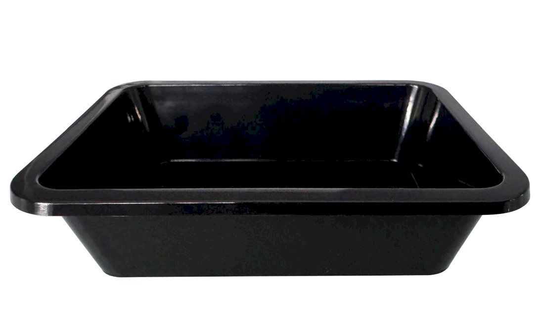 Прямоугольный пластиковый контейнер для соуса предназначен для профессиональной фасовки, подачи и хранения различных соусов, топпингов, сиропов и жидких приправ в заведениях общественного питания, кейтеринге, службах доставки и пищевом производстве. Рабочий объем 50 мл идеален для порционной подачи в ресторанах фастфуда, кафе и фудкортах, корпоративных столовых, а также удобен для применения в домашних условиях, на выездных мероприятиях, пикниках и праздниках. Соусник изготовлен из прочного пищевого полипропилена, устойчив к жирам, кислотам, деформации и перепадам температур. Материал не впитывает запахи, выдерживает кратковременный нагрев и охлаждение, что делает контейнер пригодным для хранения как холодных, так и слегка подогретых соусов. Черный цвет корпуса обеспечивает защиту светочувствительных ингредиентов от окисления, сохраняя их вкусовые качества и свежесть, придает контейнеру стильный вид, уместный в любой сервировке. Устойчивая конструкция прямоугольной формы хорошо подходит для штабелирования, оптимизируя пространство для хранения. Размер контейнера 82×62×20 мм. Количество в упаковке 630 штук.
