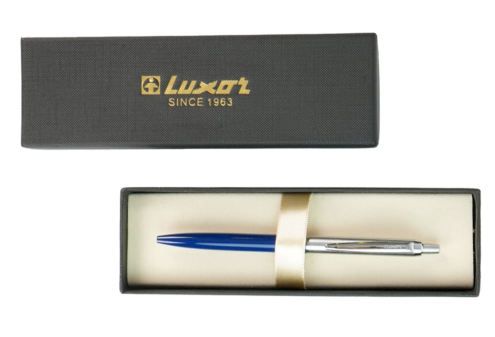 Подарочная шариковая ручка Luxor Jotter XL – это элегантный письменный инструмент с минималистичным синим корпусом из нержавеющей стали с серебрянными деталями. Оснащена пишущим узлом 0,7 мм и высококачественными синими чернилами, обеспечивающими плавное, четкое и комфортное письмо. Длина непрерывной линии письма до 3000 метров. Классический кнопочный механизм - надежный и удобный в использовании. Поставляется в стильной подарочной коробочке - оптимальный выбор для делового подарка.
