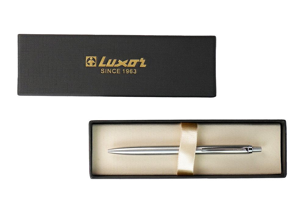 Подарочная шариковая ручка Luxor Jotter XL – это элегантный письменный инструмент с корпусом из стали и хромированной отделкой. Оснащена пишущим узлом 0,7 мм и высококачественными синими чернилами, обеспечивающими плавное, четкое и комфортное письмо. Длина непрерывной линии письма до 3000 метров. Классический кнопочный механизм - надежный и удобный в использовании. Поставляется в стильной подарочной коробочке - оптимальный выбор для делового подарка.
