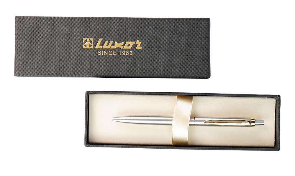 Подарочная шариковая ручка Luxor Jotter XL – это элегантный письменный инструмент с корпусом из стали и отделкой золотого цвета. Оснащена пишущим узлом 0,7 мм и высококачественными синими чернилами, обеспечивающими плавное, четкое и комфортное письмо. Длина непрерывной линии письма до 3000 метров. Классический кнопочный механизм - надежный и удобный в использовании. Поставляется в стильной подарочной коробочке - оптимальный выбор для делового подарка.
