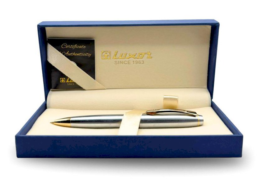 Подарочная шариковая ручка Luxor Trident объединяет в себе изысканный дизайн и современные технологии. Корпус, выполненный из латуни с серебристым покрытием и золотыми акцентами, акцентирует статус своего владельца, а её эргономичная округлая форма обеспечивает комфортность в использовании даже при продолжительной работе. Плавное письмо 0,7мм, долговечные чернила и надежный механизм делают её незаменимой для ежедневного использования в офисе, на встречах или для подписания важных документов. Непрерывная длина линии пиьма до 4000 метров. Подарочная упаковка подчеркивает изысканность - идеальный выбор для тех, кто ценит стиль, качество и профессионализм.
