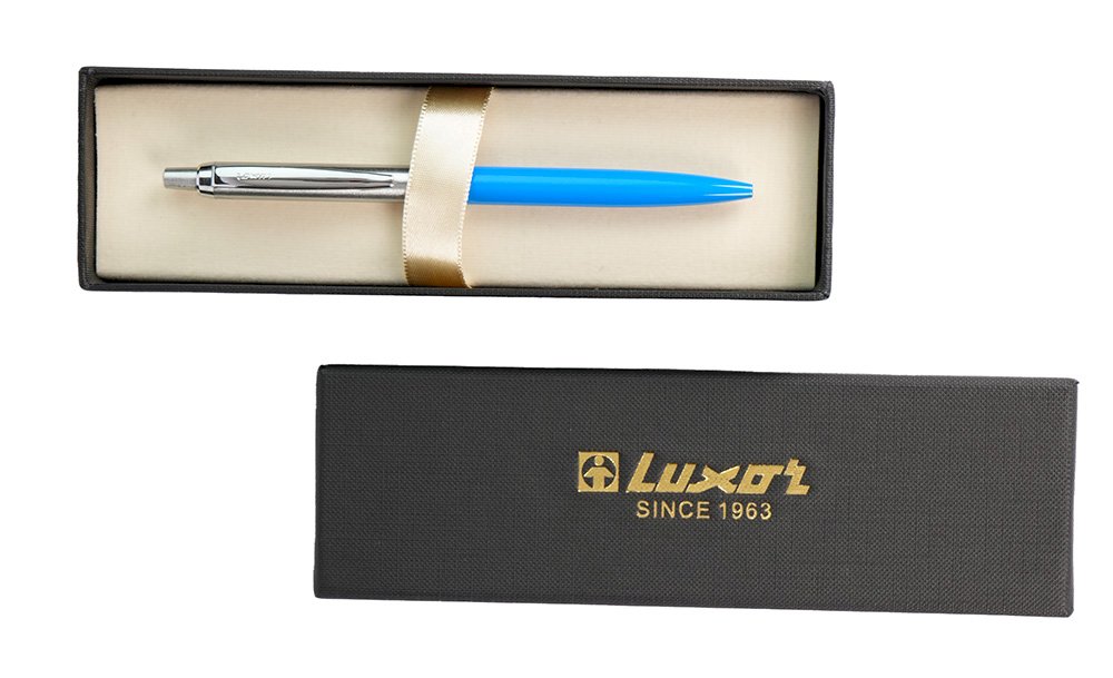 Подарочная шариковая ручка Luxor Jotter XL – это элегантный письменный инструмент с минималистичным  корпусом голубого цвета из нержавеющей стали с серебрянными деталями. Оснащена пишущим узлом 0,7 мм и высококачественными синими чернилами, обеспечивающими плавное, четкое и комфортное письмо. Длина непрерывной линии письма до 3000 метров. Классический кнопочный механизм - надежный и удобный в использовании. Поставляется в стильной подарочной коробочке - оптимальный выбор для делового подарка.
