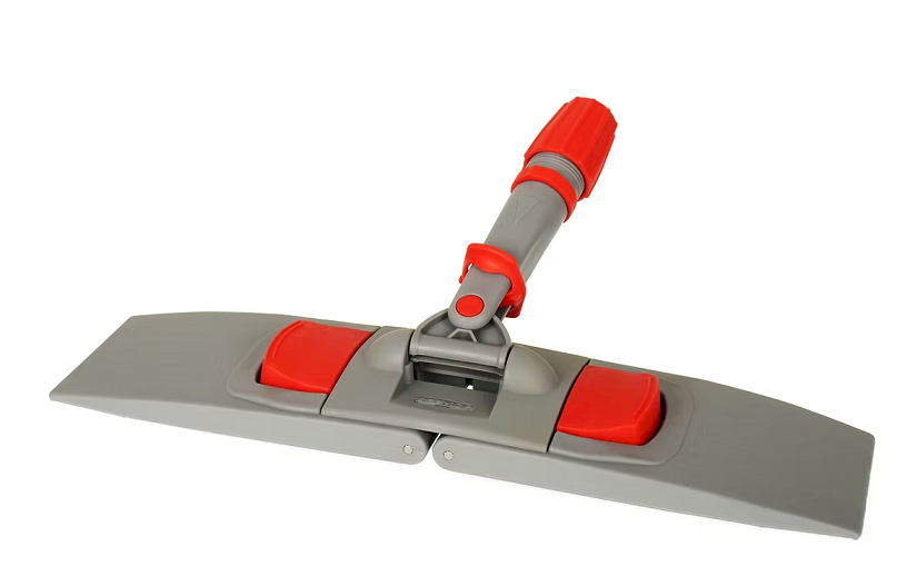 Держатель предназначен для удобного крепления МОП-насадок. Идеально подходит для профессионального клининга. Незаменим для мытья полов в офисах, магазинах, отелях, ресторанах, домах, квартирах и других местах, требующих частой и качественной уборки. Держатель изготовлен из высокопрочного пластика, устойчивого к ежедневным нагрузкам. Совместим с плоскими мопами для швабр с типом крепления "карман". Оснащен двумя педалями для удобного складывания. Подходит для большинства моделей рукояток. Поворотный шарнир обеспечивает маневренность держателя, позволяя мыть горизонтальные и вертикальные поверхности: стены, потолки, ступени лестниц. Удобен для уборки под мебелью и витринами. Большая рабочая поверхность держателя равномерно прилегает к полу, обеспечивает быструю и эффективную уборку.