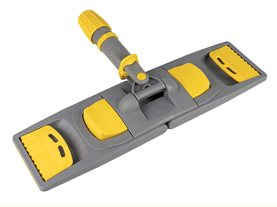 Держатель предназначен для удобного крепления МОП-насадок. Идеально подходит для профессионального клининга. Незаменим для мытья полов в офисах, магазинах, отелях, ресторанах, домах, квартирах и других местах, требующих частой и качественной уборки. Держатель изготовлен из высокопрочного пластика, устойчивого к ежедневным нагрузкам. Совместим с плоскими мопами для швабр с типом крепления "карман" и "ухо". Оснащен двумя педалями для удобного складывания. Подходит для большинства моделей рукояток. Поворотный шарнир обеспечивает маневренность держателя, позволяя мыть горизонтальные и вертикальные поверхности: стены, потолки, ступени лестниц. Удобен для уборки под мебелью и витринами. Большая рабочая поверхность держателя равномерно прилегает к полу, обеспечивает быструю и эффективную уборку.