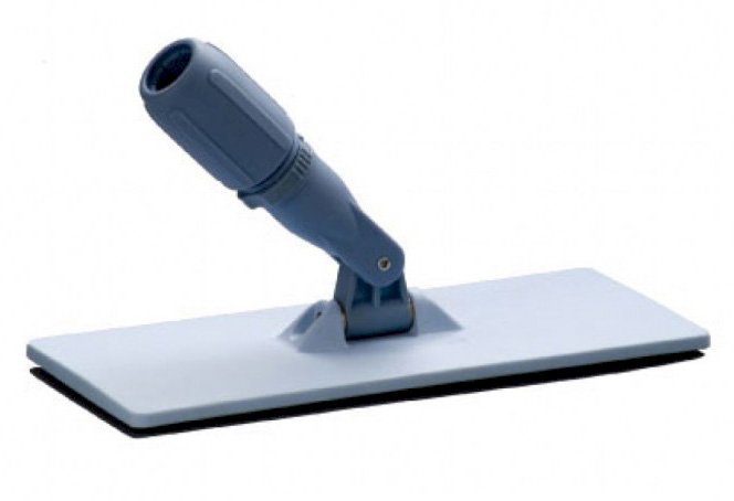 Держатель пада ПадМастерПлюс Vileda выполнен из ударопрочного полипропилена. Плоская поверхность позволяет равномерно распределять давление на пад и обеспечивает его плотное прилегание к поверхности. Подвижное крепление из нержавеющей стали способствует легкой маневренности, обеспечивает долговечность и надежность использования держателя во время уборки. Замки-крючки на держателе позволяют надежно закрепить пад. Специальный фиксатор на креплении предотвращает вращение ручки в процессе использования. Размер 246х104 мм. Держатель используется для комфортной очистки стен, пола и потолков и других поверхностей с использованием падов. Широко применяется для уборки помещений коммерческой и некоммерческой недвижимости в учреждениях здравоохранения, на производствах и HoReCa.
