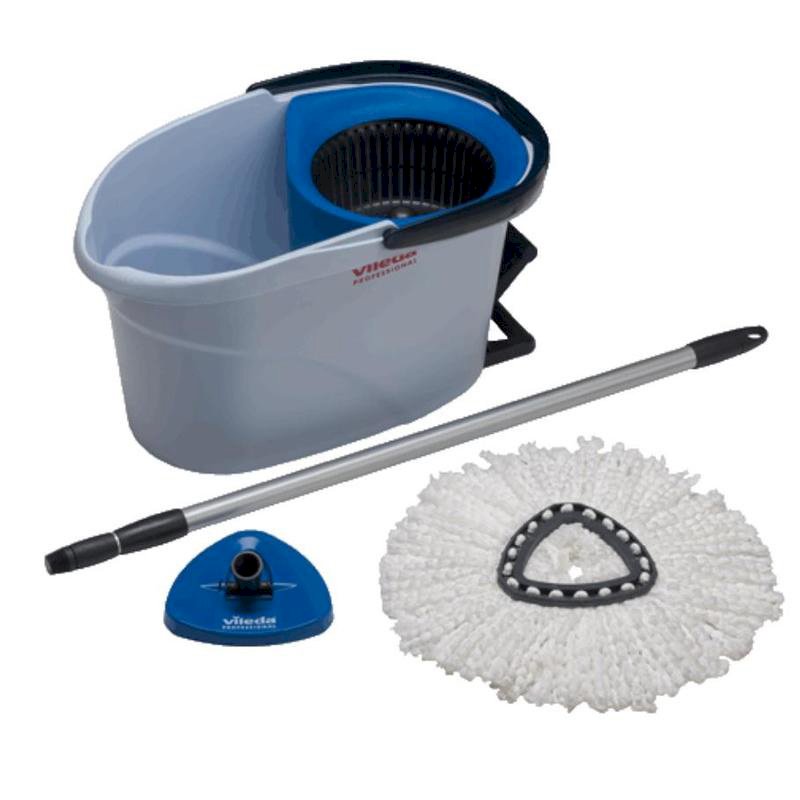 Набор УльтраСпин Мини Vileda с телескопической ручкой — компактное решение для эффективной уборки в небольших помещениях и труднодоступных местах. Система разработана специально для профессионального клининга в офисах, медицинских кабинетах, торговых точках и других коммерческих помещениях с ограниченным пространством.

Телескопическая ручка регулируется по высоте, обеспечивая комфортную работу для пользователей разного роста и позволяя легко добираться до высоких поверхностей без использования стремянки. Эргономичная конструкция снижает нагрузку на спину и руки во время уборки.

Компактное ведро со встроенным отжимным механизмом УльтраСпин обеспечивает оптимальную влажность швабры одним движением. Инновационная система отжима позволяет контролировать степень влажности насадки в зависимости от типа убираемой поверхности. Ведро имеет удобную ручку для переноски и занимает минимум места при хранении.

Микрофибровая насадка эффективно удаляет пыль, грязь и бактерии с любых поверхностей — от ламината и плитки до линолеума и паркета. Специальная структура волокон обеспечивает превосходное впитывание влаги и загрязнений без использования химических средств. Насадка легко снимается и стирается в стиральной машине при температуре до 60°С.

Область применения: офисы, медицинские учреждения, торговые помещения, кафе и рестораны, образовательные учреждения, жилые помещения.
