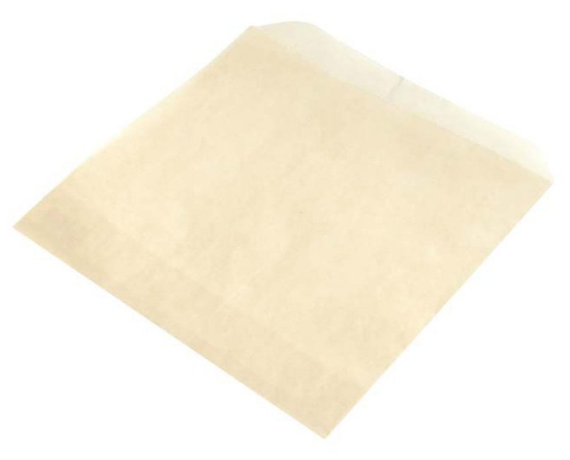 Бумажный уголок бежевого цвета - это удобное и практичное решение для упаковки бутербродов, сэндвичей, гамбургеров, картофеля-фри, выпечки в ресторанах, кафе, заведениях с услугой еды навынос и фудкортах. Изготовлен из прочной влагостойкой бумаги плотностью 40 г/м2, устойчив к разрывам, жирам и соусам, надежно защищает продукты от промокания и сохраняет их свежесть, обеспечивая гигиеничность и удобство приема пищи, в том числе вне заведения. Бежевый цвет придает упаковке эстетичный и аккуратный вид, гармонично дополняя презентацию блюд. Экологически чистый материал делает упаковку безопасной для здоровья и окружающей среды. Компактный размер 150×170 мм идеально подходит для стандартных порций. Конструкция конверта не требует сборки и склеивания, что значительно ускоряет процесс фасовки продукции. Поставляется в удобном плоском виде, оптимизирует пространство при хранении и транспортировке. В упаковке 3000 штук. 
