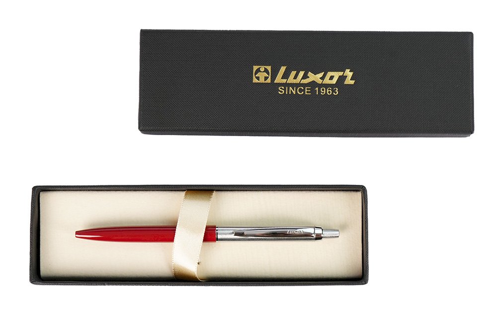 Подарочная шариковая ручка Luxor Jotter XL – это элегантный письменный инструмент с минималистичным красным корпусом из нержавеющей стали с серебрянными деталями. Оснащена пишущим узлом 0,7 мм и высококачественными синими чернилами, обеспечивающими плавное, четкое и комфортное письмо. Длина непрерывной линии письма до 3000 метров. Классический кнопочный механизм - надежный и удобный в использовании. Поставляется в стильной подарочной коробочке - оптимальный выбор для делового подарка.
