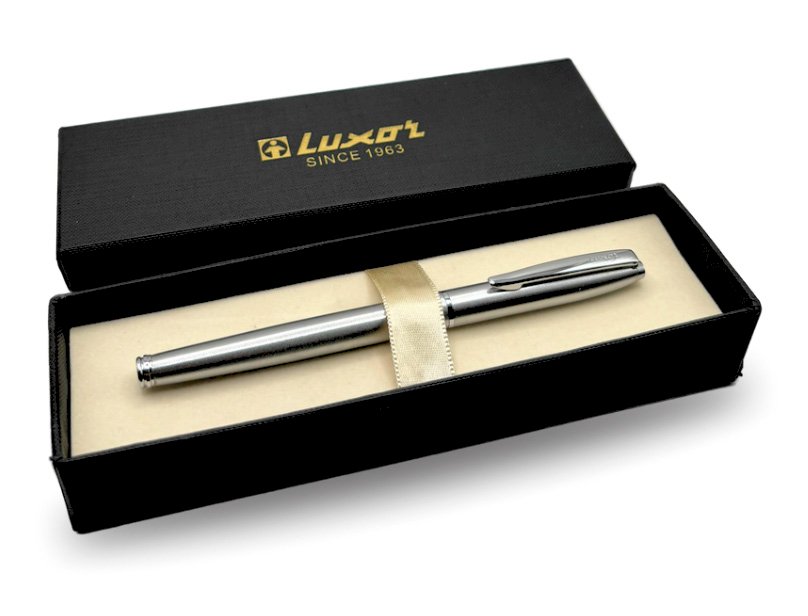 Подарочная перьевая ручка Jotter XL от Luxor представляет собой идеальное сочетание классического стиля и современного дизайна, что делает её превосходным выбором для офисного использования. Выполненная в элегантном серебряном металлическом корпусе, эта ручка привлекает внимание своим респектабельным и роскошным внешним видом, который прекрасно подчеркнет вашу деловую индивидуальность.

Синий цвет чернил, обеспечиваемый высококачественным наконечником, создает четкие и выразительные линии, идеально подходящие для создания записей, подписания документов или ведения заметок. Благодаря продуманной конструкции ручка легко скользит по бумаге, что обеспечивает гладкое и комфортное письмо без усталости в руке, даже при длительном использовании. 

Каждая ручка Jotter поставляется в изящном подарочном футляре, что делает её отличным подарком для коллег, руководителей или клиентов. Это не просто предмет канцелярии, а стильный аксессуар, который станет надежным спутником в мире бизнеса и каждодневных деловых записей.
