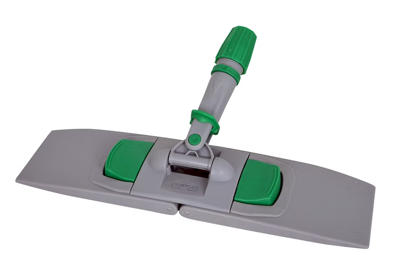 Держатель предназначен для удобного крепления МОП-насадок. Идеально подходит для профессионального клининга. Незаменим для мытья полов в офисах, магазинах, отелях, ресторанах, домах, квартирах и других местах, требующих частой и качественной уборки. Держатель изготовлен из высокопрочного пластика, устойчивого к ежедневным нагрузкам. Совместим с плоскими мопами для швабр с типом крепления "карман". Оснащен двумя педалями для удобного складывания. Подходит для большинства моделей рукояток. Поворотный шарнир обеспечивает маневренность держателя, позволяя мыть горизонтальные и вертикальные поверхности: стены, потолки, ступени лестниц. Удобен для уборки под мебелью и витринами. Большая рабочая поверхность держателя равномерно прилегает к полу, обеспечивает быструю и эффективную уборку.