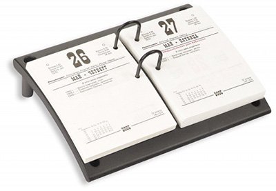 Подставка под перекидной календарь выполнена из полистирола черного цвета. Предназначена для удобного крепления страниц перекидного календаря. Поставляется без блока.
