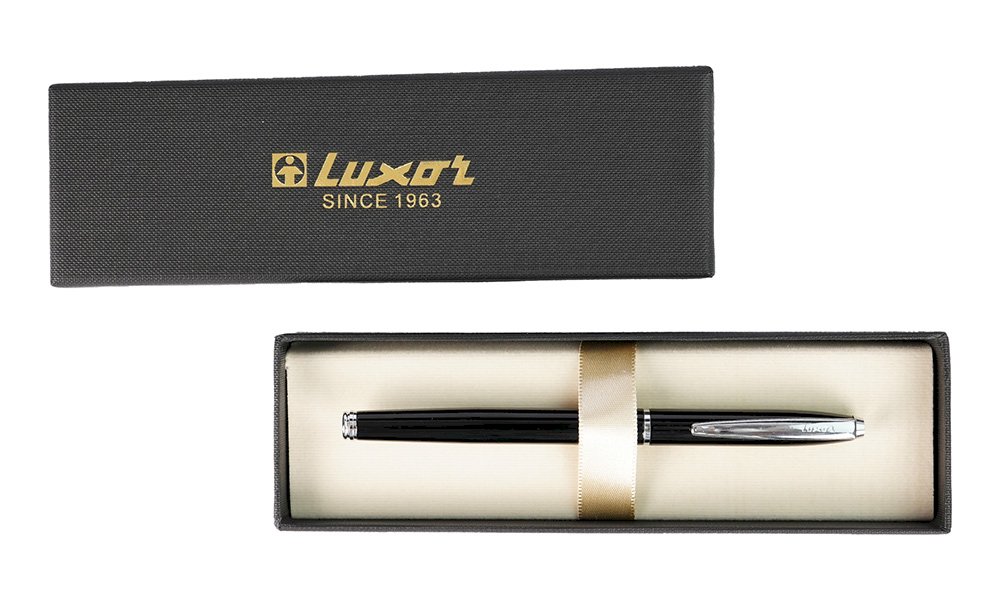 Подарочная перьевая ручка Jotter XL от Luxor представляет собой идеальное сочетание классического стиля и современного дизайна, что делает её превосходным выбором для офисного использования. Выполненная в элегантном черно-серебряном металлическом корпусе, эта ручка привлекает внимание своим респектабельным и роскошным внешним видом, который прекрасно подчеркнет вашу деловую индивидуальность.

Синий цвет чернил, обеспечиваемый высококачественным наконечником, создает четкие и выразительные линии, идеально подходящие для создания записей, подписания документов или ведения заметок. Благодаря продуманной конструкции ручка легко скользит по бумаге, что обеспечивает гладкое и комфортное письмо без усталости в руке, даже при длительном использовании.

Каждая ручка Jotter поставляется в изящном подарочном футляре, что делает её отличным подарком для коллег, руководителей или клиентов. Это не просто предмет канцелярии, а стильный аксессуар, который станет надежным спутником в мире бизнеса и каждодневных деловых записей.
