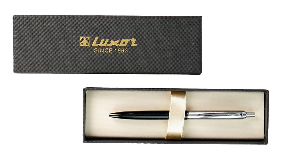 Подарочная шариковая ручка Luxor Jotter XL – это элегантный письменный инструмент с минималистичным черным корпусом из нержавеющей стали с серебрянными деталями. Оснащена пишущим узлом 0,7 мм и высококачественными синими чернилами, обеспечивающими плавное, четкое и комфортное письмо. Длина непрерывной линии письма до 3000 метров. Классический кнопочный механизм - надежный и удобный в использовании. Поставляется в стильной подарочной коробочке - оптимальный выбор для делового подарка.
