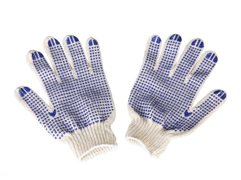 Перчатки хлопчатобумажные предназначены для выполнения строительных и сельскохозяйственных работ, а также для точных ручных механосборочных работ. С точечным ПВХ напылением для предотвращения скольжения рук и меньшего истирания перчаток во время работ. Перчатки кругловязаные, с эластичными манжетами, которые мягко прилегают к кисти и предотвращают попадание бытового мусора внутрь перчаток. Обеспечивают свободный воздухообмен благодаря натуральной хлопчатобумажной основе. Белого цвета, 4-х нитка, 7 класс. В транспортной упаковке 300 пар.