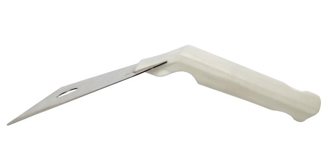 Скребок ручной Schavon предназначен для эффективного удаления стойких загрязнений с посуды и кухонных поверхностей. Рабочая поверхность выполнена из высококачественной нержавеющей стали, обеспечивает превосходную очищающую способность и долговечность инструмента. Острая кромка легко справляется с пригоревшими остатками пищи, жиром и другими трудноудаляемыми загрязнениями. Эргономичная нескользящая ручка из полипропилена белого цвета обеспечивает надежный захват и комфорт при работе. Компактные размеры 245х90х60 мм позволяют удобно маневрировать инструментом в труднодоступных местах. Скребок подходит для очистки сковородок, кастрюль, противней, грилей и других кухонных принадлежностей. Нержавеющая сталь устойчива к коррозии, не впитывает запахи и легко очищается после использования. Инструмент безопасен для использования с антипригарными покрытиями при соблюдении осторожности. Предназначен для профессионального использования в ресторанах, кафе и предприятиях общественного питания.