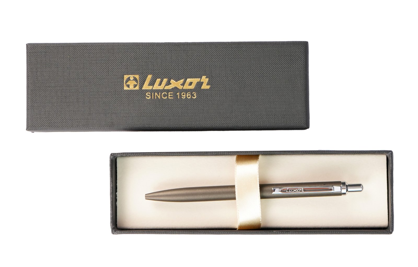 Подарочная шариковая ручка Luxor Rega – это элегантный письменный инструмент в элегантном сером корпусом, выполненым из высококачественного металла с гладким, изысканным покрытием. Сбалансированная конструкция обеспечивает комфортное и продолжительное письмо без усталости.. Оснащена пишущим узлом 0,7 мм и высококачественными синими чернилами, обеспечивающими плавное, четкое и комфортное письмо. Длина непрерывной линии письма до 3000 метров. Классический кнопочный механизм - надежный и удобный в использовании. Поставляется в стильной подарочной коробочке - оптимальный выбор для делового подарка.
