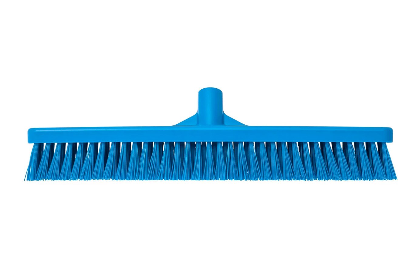 Щетка для пола HQ Profiline предназначена для эффективной уборки и дезинфекции различных напольных покрытий в профессиональных и бытовых условиях, в том числе на предприятиях с высокими требованиями к гигиене. Выполнена из высококачественного полипропилена с жесткой щетиной длиной 4,5 см, обеспечивает качественное удаление стойких загрязнений, въевшейся грязи и мусора, устойчива к воздействию моющих средств, быстро высыхает после контакта с водой. Широкая рабочая поверхность позволяет охватывать большую площадь за один проход, значительно повышает производительность уборки. Жесткая щетина эффективно справляется с очисткой шероховатых поверхностей, бетонных полов, керамической плитки, камня и других твердых покрытий. Прочная конструкция корпуса выдерживает интенсивные нагрузки и обеспечивает долгий срок службы. Крепление на резьбе совместимо со стандартными рукоятками для уборочного инвентаря. Синий цвет соответствует международной системе цветового кодирования уборочного инвентаря, позволяет соблюдать санитарные нормы.