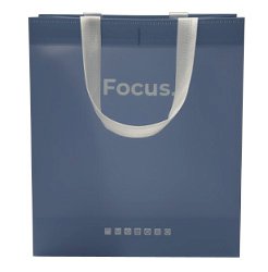 Многоразовый пакет Focus выполнен из спанбонда с ламинацией, отличается повышенной прочностью, влагостойкий, устойчив к разрыву, не мнется, легко моется, долговечен в использовании, сохраняет насыщенный цвет и товарный вид при интенсивной эксплуатации. Оснащен удобными мягкими ручками. Жесткое дно и многослойная структура обеспечивают прочность при повышенных нагрузках и удобство при транспортировке. Выдерживает нагрузку до 20 кг. Является экологичной альтернативой одноразовым пакетам. Пакеты из спанбонда с ламинацией широко используются для доставки товаров повседневного спроса, в розничной торговле, для презентации корпоративных подарков. Размер 25+15х28 см. В упаковке 300 штук.
