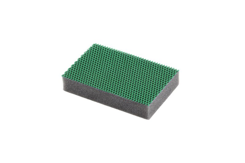 Губка-пад Evo предназначена для эффективного мытья посуды и уборки помещений. Двухслойная конструкция обеспечивает универсальность применения: мягкая поролоновая основа деликатно очищает поверхности, абразивный зеленый слой справляется с въевшимися загрязнениями и пригоревшими остатками пищи. Размер 135х90 мм обеспечивает удобный захват и позволяет быстро обрабатывать большие поверхности. Высококачественные материалы гарантируют долговечность и сохранение формы при интенсивном использовании. Губка легко промывается под проточной водой, быстро высыхает и не накапливает неприятные запахи. Подходит для мытья кастрюль, сковородок, противней, керамической и стеклянной посуды. Эффективно удаляет жир, нагар и другие кухонные загрязнения. Может использоваться для очистки раковин, плитки, сантехники и других поверхностей в доме. Абразивный слой не царапает деликатные покрытия при правильном применении.

Область применения: кухня, ванная комната, хозяйственные помещения, офисы.
