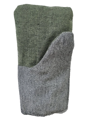 Рукавицы утепленные ватином предназначены для защиты рук при выполнении различных технических и хозяйственных работ в холодное время года. Изготовлены из прочной бязи серого цвета методом плотной 2-ниточного плетения. Утеплитель из ватина обеспечивает надежную теплоизоляцию и комфорт при работе в условиях пониженных температур. Брезентовый наладонник значительно повышает износостойкость рукавиц, защищает от механических повреждений, истирания и проколов. Обеспечивает надежный захват инструментов и материалов, предотвращает скольжение в руках. Плотная структура брезента гарантирует долговечность изделия даже при интенсивном использовании.

Рукавицы подходят для строительных, монтажных, погрузочно-разгрузочных работ, работы на складах, в мастерских, при обслуживании техники. Могут использоваться в сельском хозяйстве, коммунальных службах, на промышленных предприятиях. Удобная форма обеспечивает свободу движений пальцев и комфорт при длительном ношении.
