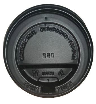 Крышка для стакана с носиком предназначена для удобного употребления горячих и холодных напитков. Подходит для стаканов диаметром 80 мм. Выполнена из качественного пищевого пластика черного цвета.

Эргономичный носик обеспечивает комфортное питье без риска проливания напитка. Плотно прилегает к краю стакана, создавая надежную герметичность и предотвращая случайное разбрызгивание жидкости. Крышка сохраняет температуру напитка дольше, защищает содержимое от пыли и посторонних запахов.

Универсальное решение для кофеен, фаст-фуда, торговых точек и офисов. Подходит для кофе, чая, горячего шоколада, холодных напитков и коктейлей. Удобна для употребления напитков на ходу, в транспорте или на рабочем месте. Изделие изготовлено из безопасных материалов, разрешенных для контакта с пищевыми продуктами. Выдерживает температуру горячих напитков, не деформируется и не выделяет посторонних запахов.

Диаметр 80 мм. Цвет черный. В упаковке 100 штук, что обеспечивает экономичность закупки для предприятий общественного питания и розничной торговли.

Область применения: кафе, рестораны быстрого питания, кофейни, торговые точки, офисы, мероприятия.