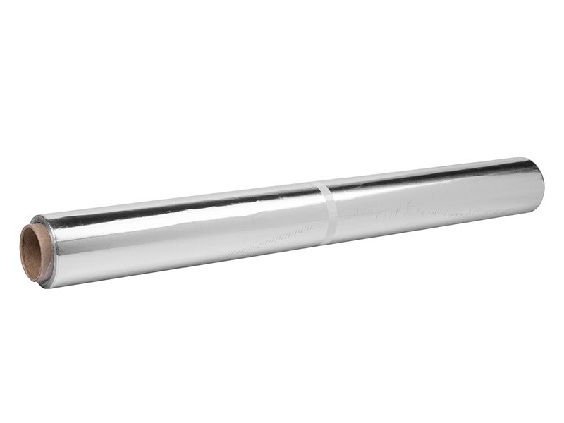 Фольга алюминиевая предназначена для приготовления, хранения и упаковки пищевых продуктов. Изготовлена из высококачественного алюминия толщиной 14 мкм, обеспечивает повышенную прочность и устойчивость к разрывам. Благодаря увеличенной толщине фольга не рвется при работе с объемными и острыми продуктами и выдерживает высокие температуры при запекании в духовке. Подходит для запекания мяса, рыбы, овощей, приготовления блюд в фольге. Сохраняет сочность продуктов, предотвращает пригорание, равномерно распределяет тепло. Может использоваться для упаковки готовых блюд, хранения продуктов в холодильнике и морозильной камере. Фольга не пропускает влагу, запахи и свет, надежно защищает от окисления. Удобная ширина 44 см позволяет легко упаковывать продукты различных размеров. Длина намотки 50 метров обеспечивает экономичное использование. Безопасна для контакта с пищей, не выделяет вредных веществ при нагревании. Выдерживает температуру от -40°С до +660°С.
