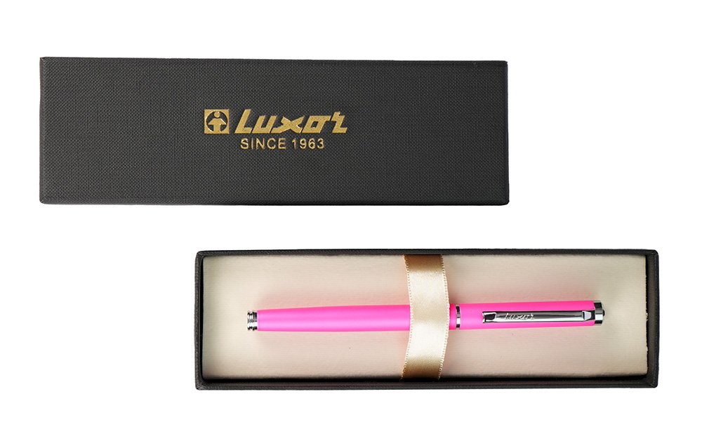 Подарочная перьевая ручка Luxor Rega представляет собой идеальное сочетание классического стиля и современного дизайна, что делает её превосходным выбором для офисного использования. Выполненная в розовом металлическом корпусе, эта ручка привлекает внимание своим респектабельным и роскошным внешним видом, который прекрасно подчеркнет вашу деловую индивидуальность.

Синий цвет чернил, обеспечиваемый высококачественным наконечником, создает четкие и выразительные линии, идеально подходящие для создания записей, подписания документов или ведения заметок. Благодаря продуманной конструкции ручка легко скользит по бумаге, что обеспечивает гладкое и комфортное письмо без усталости в руке, даже при длительном использовании.

Каждая ручка REGA поставляется в изящном подарочном футляре, что делает её отличным подарком для коллег, руководителей или клиентов. Это не просто предмет канцелярии, а стильный аксессуар, который станет надежным спутником в мире бизнеса и каждодневных деловых записей.
