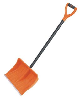 Лопата для уборки снега пластиковая Викинг Про предназначена для эффективной очистки территории от снега в зимний период. Выполнена из высококачественного морозостойкого пластика, сохраняет прочность и эластичность при низких температурах. Рабочая поверхность размером 500х390 мм обеспечивает оптимальную производительность при уборке снега с дорожек, тротуаров, придомовых территорий и автомобилей. Усиленная металлическая накладка на кромке совка повышает износостойкость и продлевает срок службы инструмента, защищает от повреждений при работе на твердых поверхностях. Стеклопластиковый черенок отличается высокой прочностью, легкостью и устойчивостью к температурным перепадам. Не впитывает влагу, устойчив к  деформации. Эргономичная форма рукоятки обеспечивает надежный захват, снижает нагрузку на руки и спину при длительной работе. Гладкая поверхность лопаты препятствует налипанию снега, обеспечивает легкое скольжение и быстрое освобождение от снежной массы.

