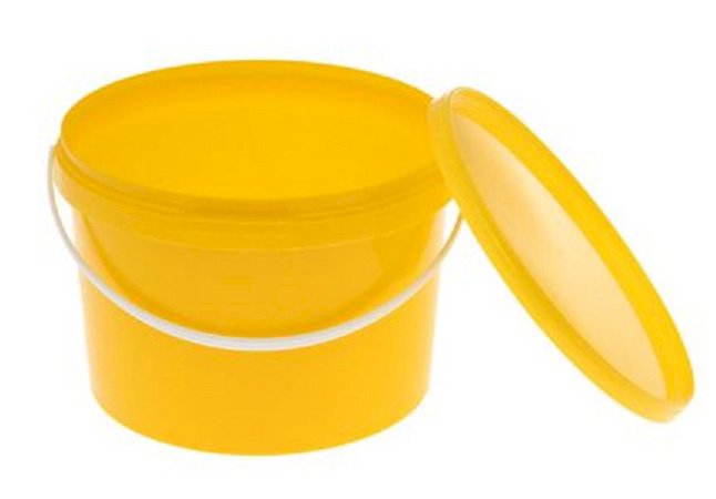 Ведро желтое из полипропилена. Подходит для фасовки и хранения пищевых продуктов. Объем 3,4 л. Оснащено ручкой, короной жесткости и пломбой для контроля вскрытия. Поставляется с крышкой. В гофрокоробе 70 штук.