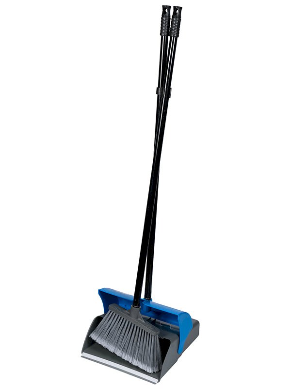 Комплект для сухой уборки пола включает в себя совок для мусора и щётка, изготовлен из прочного пластика. Совок оснащен крышкой, которая открывается при установке совка на пол для заметания мусора. Край совка плотно прилегает к полу, не давая мусору рассыпаться при заметании. Удлиненные ручки позволяют без нагибания производить уборку мусора щёткой в совок.