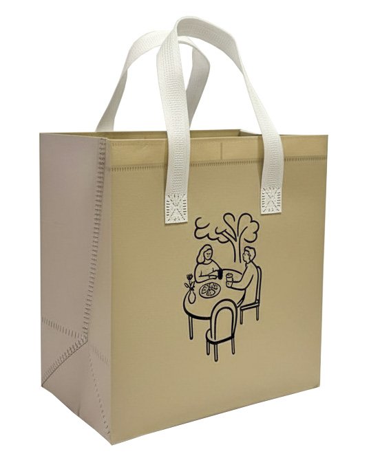 Термошопер За Столом выполнен из спанбонда с ламинацией, отличается повышенной прочностью, влагостойкий, устойчив к разрыву, не мнется, легко моется, долговечен в использовании, сохраняет насыщенный цвет и товарный вид при интенсивной эксплуатации. Оснащен удобными мягкими ручками и защитным клеевым клапаном. Жесткое дно и многослойная структура обеспечивают прочность при повышенных нагрузках и удобство при транспортировке. Дополнительный слой из металлизированной пленки поддерживает необходимую температуру содержимого до 5 часов. Термосумка совместима с аккумулятором холода. Выдерживает нагрузку до 10 кг. Является экологичной альтернативой одноразовым пакетам. Термосумка из спанбонда с ламинацией предназначена для доставки замороженных продуктов или горячих готовых блюд, широко используются в розничной торговле. Размер 25+16х26 см. В упаковке 300 штук.