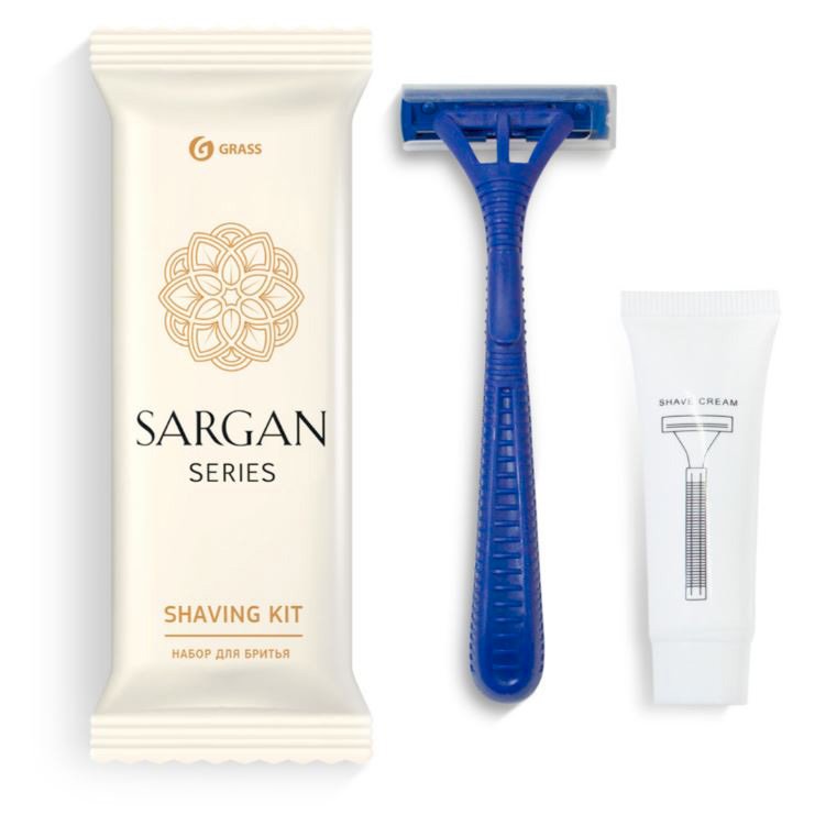 Набор бритвенный "Sargan" включает в себя одноразовый станок и гель для бритья в тубе. Станок оснащен увлажняющей полоской, двумя нержавеющими лезвиями и съемным защитным колпачком. Эргономичная прорезиненная ручка обеспечивает удобный захват и препятствует скольжению станка в руке. Гель для бритья подходит для всех типов кожи. Прочный материал упаковки обеспечивает надежность транспортировки, а удобный надрыв позволит с легкостью извлечь набор. Нейтральный дизайн упаковки гармонично сочетается с любым интерьером номера.