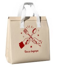 Термошопер Тепло Внутри выполнен из спанбонда с ламинацией, отличается повышенной прочностью, влагостойкий, устойчив к разрыву, не мнется, легко моется, долговечен в использовании, сохраняет насыщенный цвет и товарный вид при интенсивной эксплуатации. Оснащен удобными мягкими ручками и защитным клеевым клапаном. Жесткое дно и многослойная структура обеспечивают прочность при повышенных нагрузках и удобство при транспортировке. Дополнительный слой из металлизированной пленки поддерживает необходимую температуру содержимого до 5 часов. Термосумка совместима с аккумулятором холода. Выдерживает нагрузку до 10 кг. Является экологичной альтернативой одноразовым пакетам. Термосумка из спанбонда с ламинацией предназначена для доставки замороженных продуктов или горячих готовых блюд, широко используются в розничной торговле. Размер 25+16х26 см. В упаковке 300 штук.