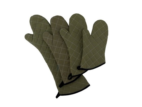 Рукавица термостойкая предназначена для защиты рук при работе с горячими предметами и поверхностями. Выполнена из качественного хлопка, обеспечивает надежную термозащиту до +220°С. Удлиненная форма рукавицы защищает кисти рук и запястья от случайных ожогов при работе с духовыми шкафами, грилями, сковородами и другим горячим оборудованием. Плотная хлопковая ткань обладает отличными теплоизоляционными свойствами, сохраняет гибкость и обеспечивает удобный захват предметов. Эргономичный крой обеспечивает комфортную посадку на руке, не сковывает движения. Прочные швы выдерживают интенсивное использование и многократные стирки. Петелька для подвешивания позволяет удобно хранить рукавицу на кухне.

Область применения: профессиональные кухни, пекарни, кондитерские цеха, предприятия общественного питания, домашнее использование.
