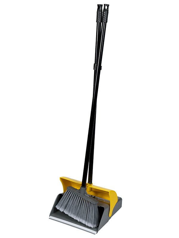 Комплект для сухой уборки пола включает в себя совок для мусора и щётка, изготовлен из прочного пластика. Совок оснащен крышкой, которая открывается при установке совка на пол для заметания мусора. Край совка плотно прилегает к полу, не давая мусору рассыпаться при заметании. Удлиненные ручки позволяют без нагибания производить уборку мусора щёткой в совок.